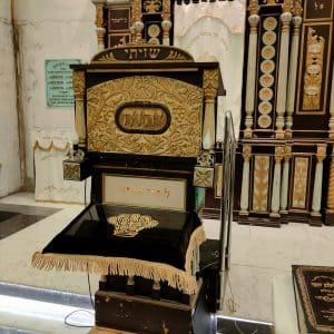 כיסוי קטיפה עמוד חזן ושיפוץ אותיות